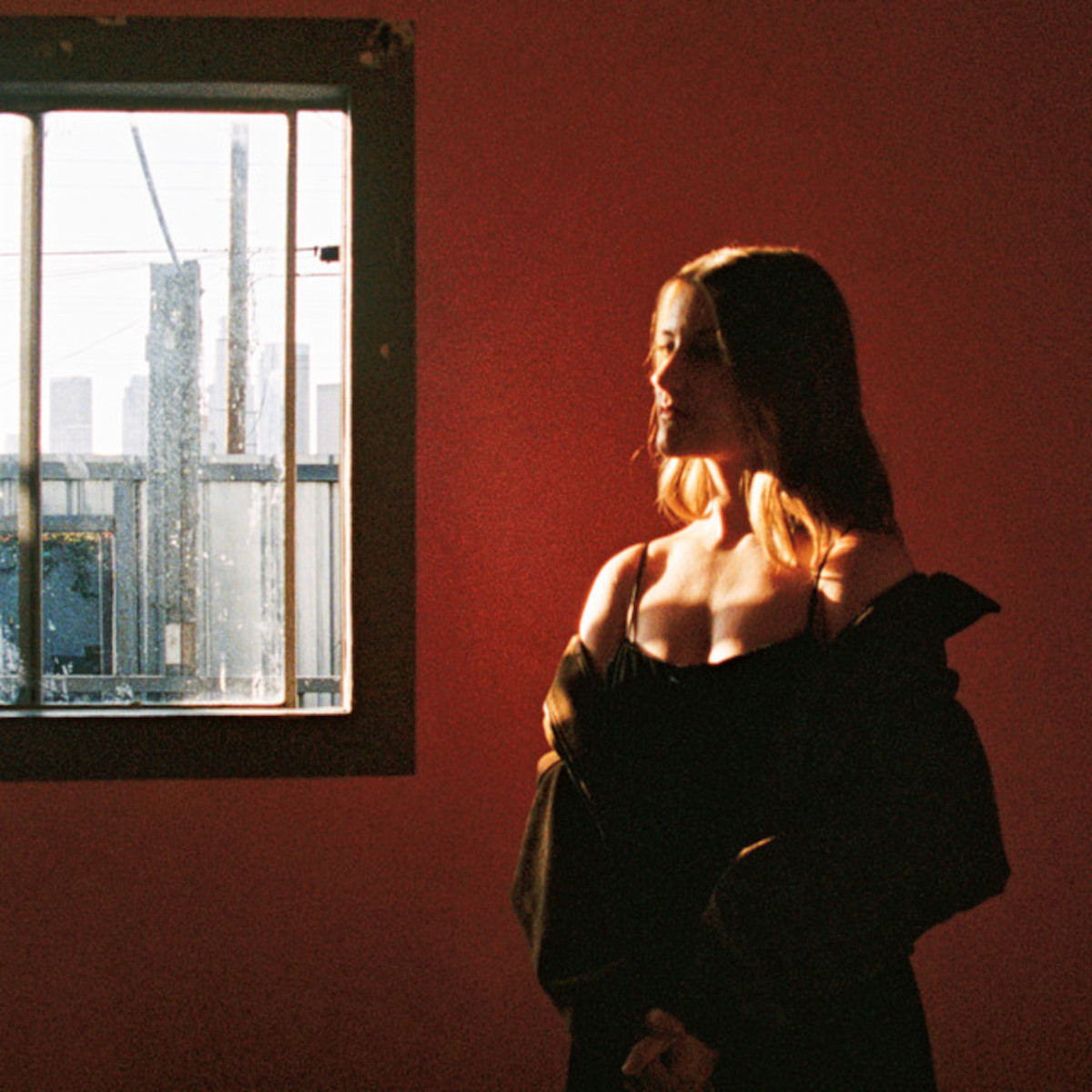 Single: Madeleine Rose – Strangers